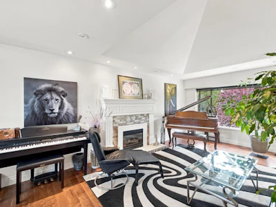 9211 Chapmond Crescent - 4