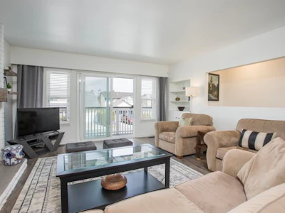 5228 Hollyfield Avenue - 4