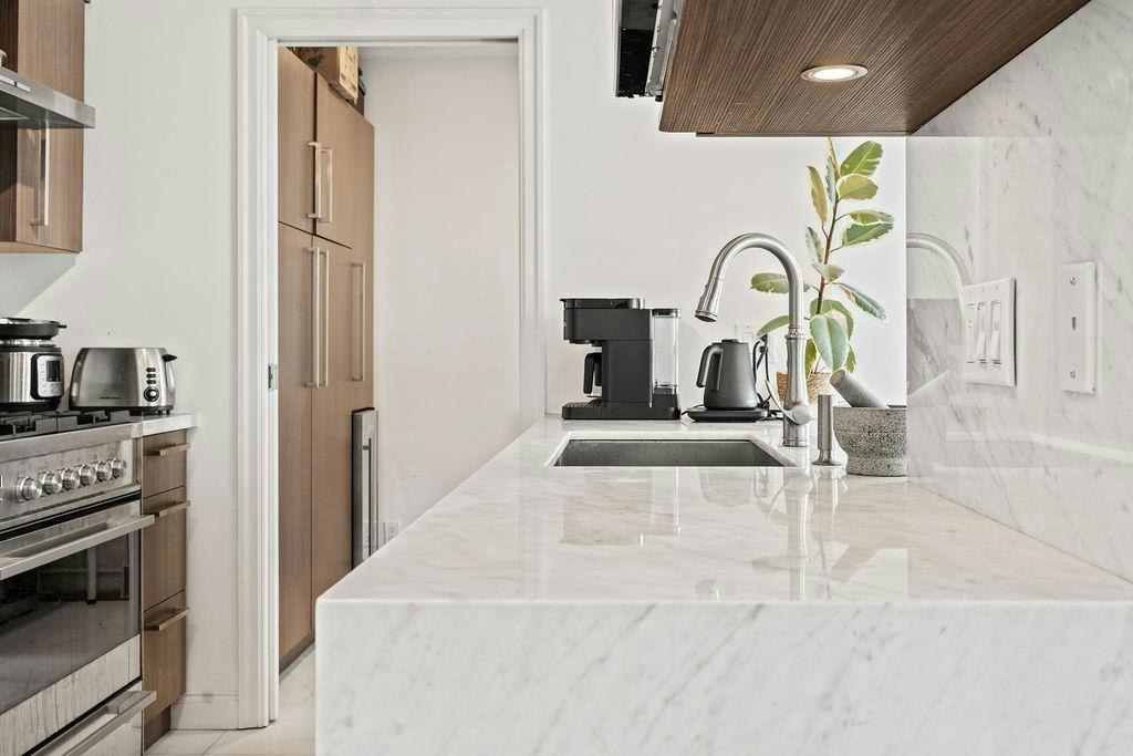3302-193 Aquarius Mews, Vancouver, BC, V6Z 2Z2 - 9
