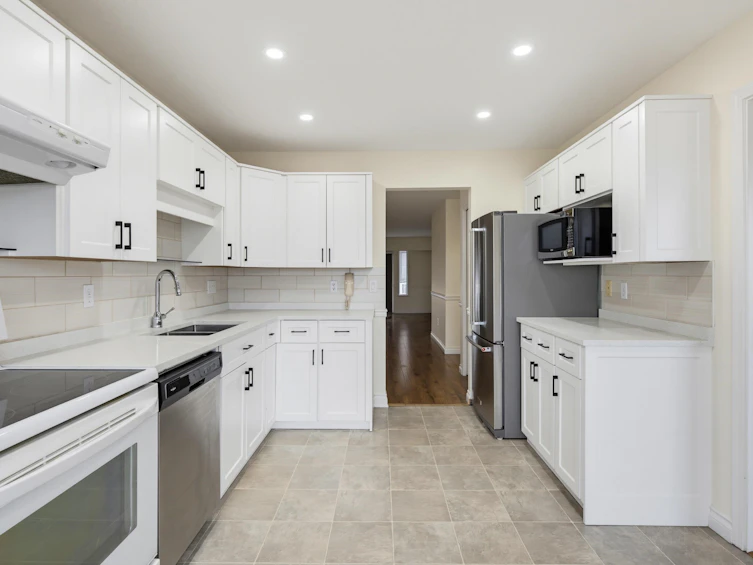 100-32691 Garibaldi Drive, Abbotsford, BC, V2T 5T7 - 8