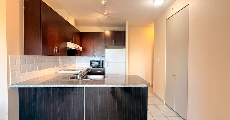608-7368 Sandborne Avenue, Burnaby, BC, V3N 5C5 - 4