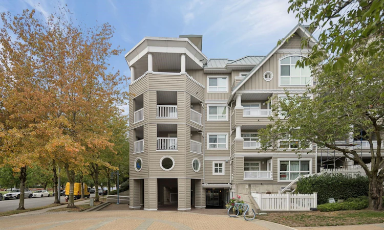 323-5900 Dover Crescent