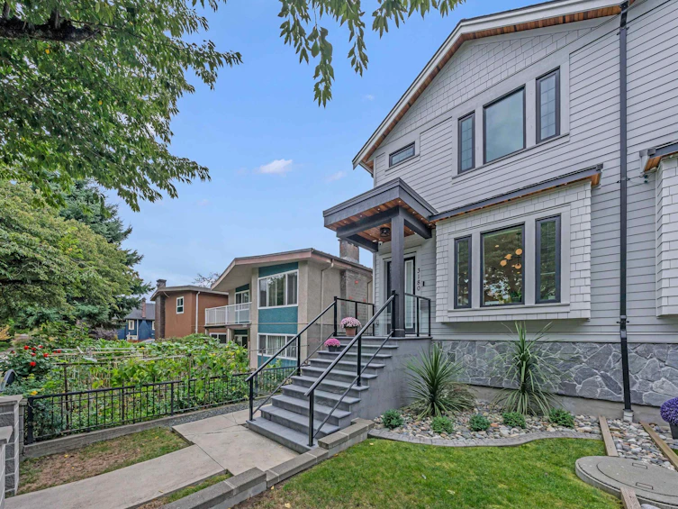 3180 Graveley Street, Vancouver, BC, V5K 3K6 - 2