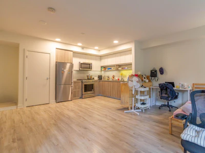 201-8940 University Crescent - 5