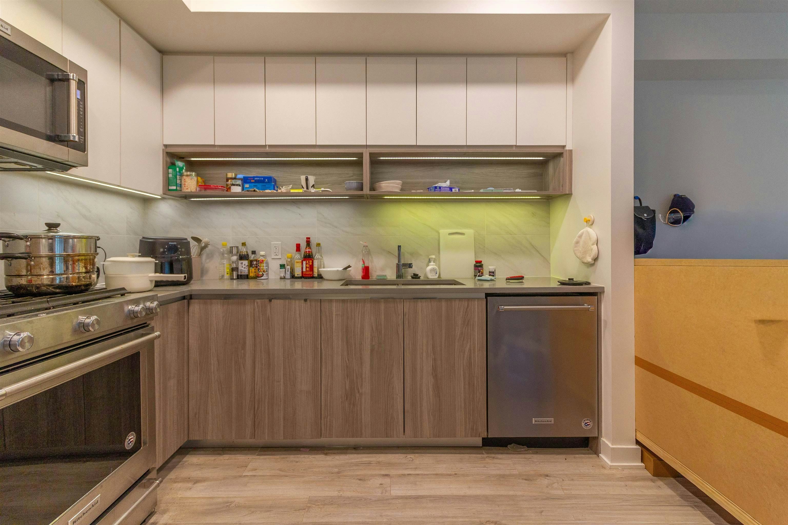 201-8940 University Crescent, Burnaby, BC, V5A 0E7 - 8