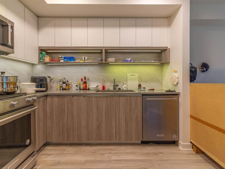 201-8940 University Crescent, Burnaby, BC, V5A 0E7 - 8