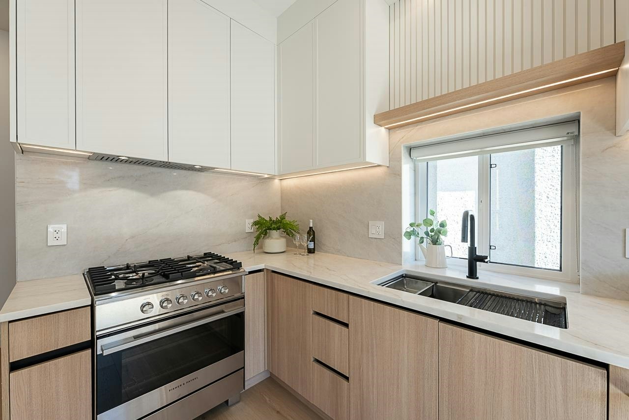 4-3940 Eton Street, Burnaby, BC, V5C 1J5 - 3