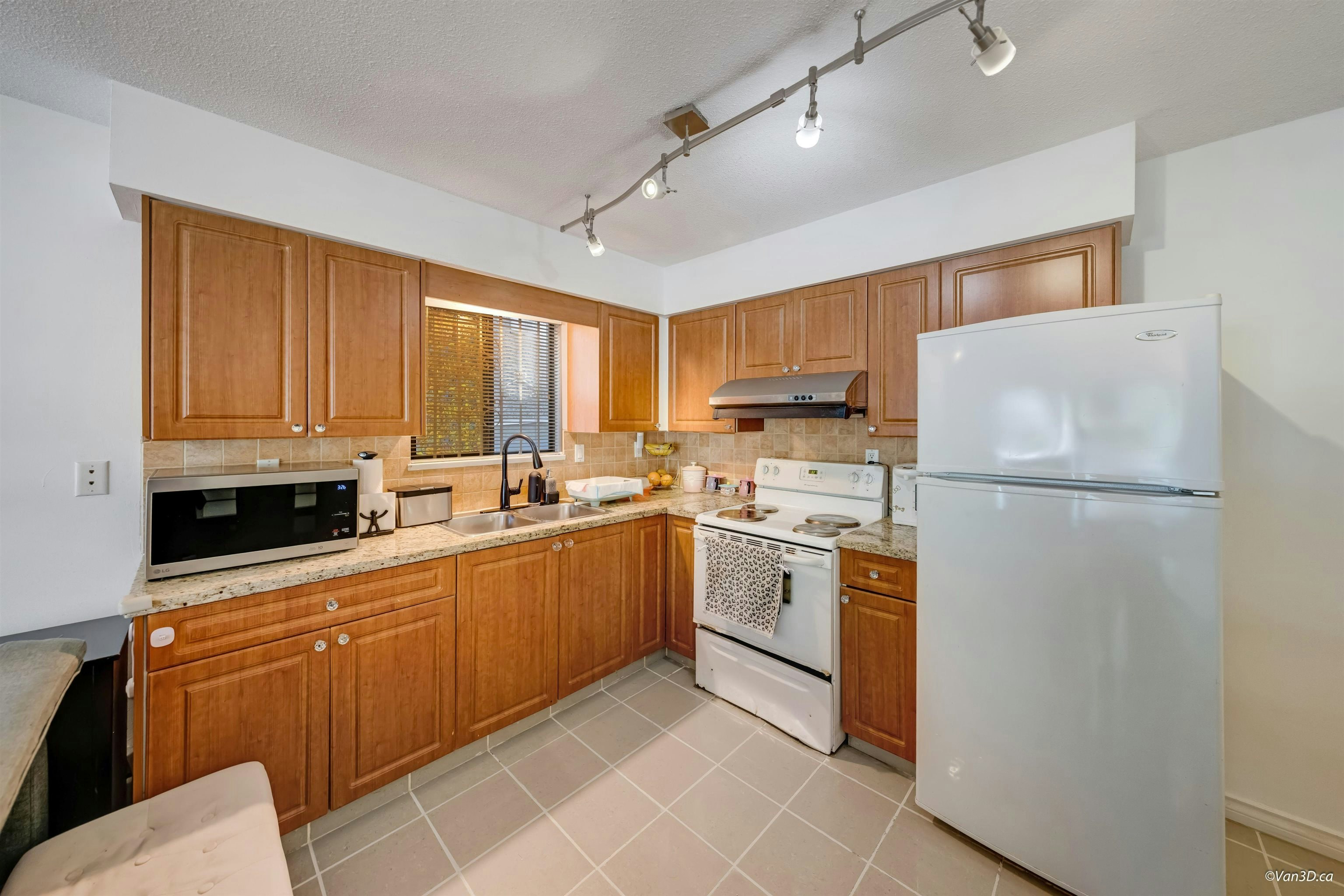3056 E 28th Avenue, Vancouver, BC, V5R 1S5 - 29