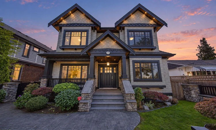 2398 Oliver Crescent