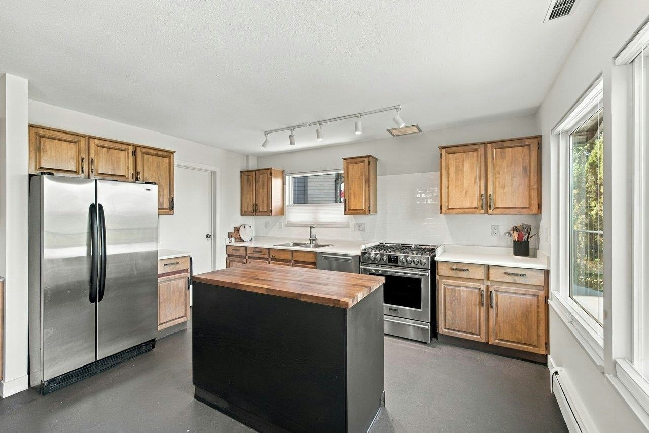 330 N Gamma Avenue, Burnaby, BC, V5C 1X9 - 9
