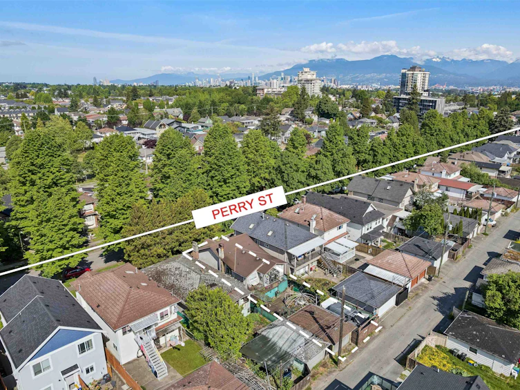4412 Perry Street, Vancouver, BC, V5N 3X5 - 4