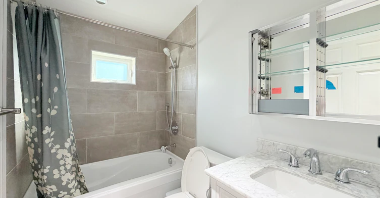 2532 E 5th Avenue, Vancouver, BC, V6K 1T1 - 5
