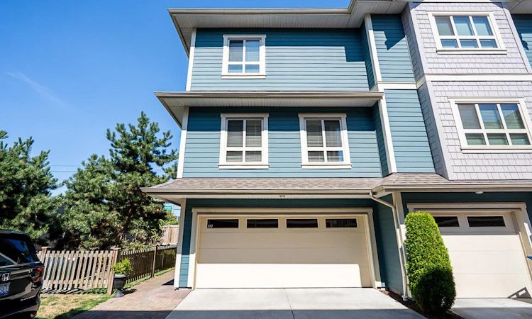 32-843 Ewen Avenue