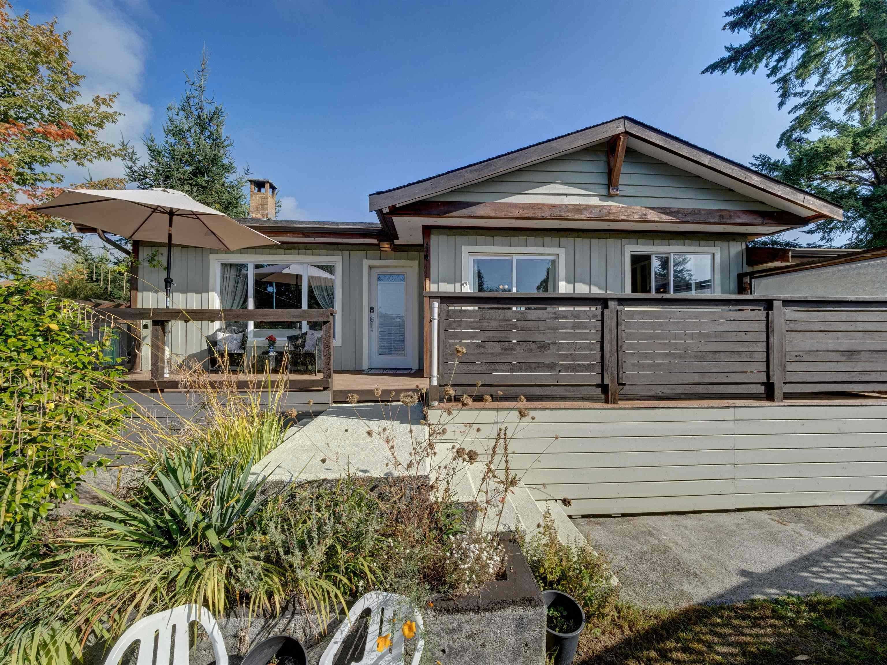 5582 Emerson Road, Sechelt, BC, V7Z 0R8