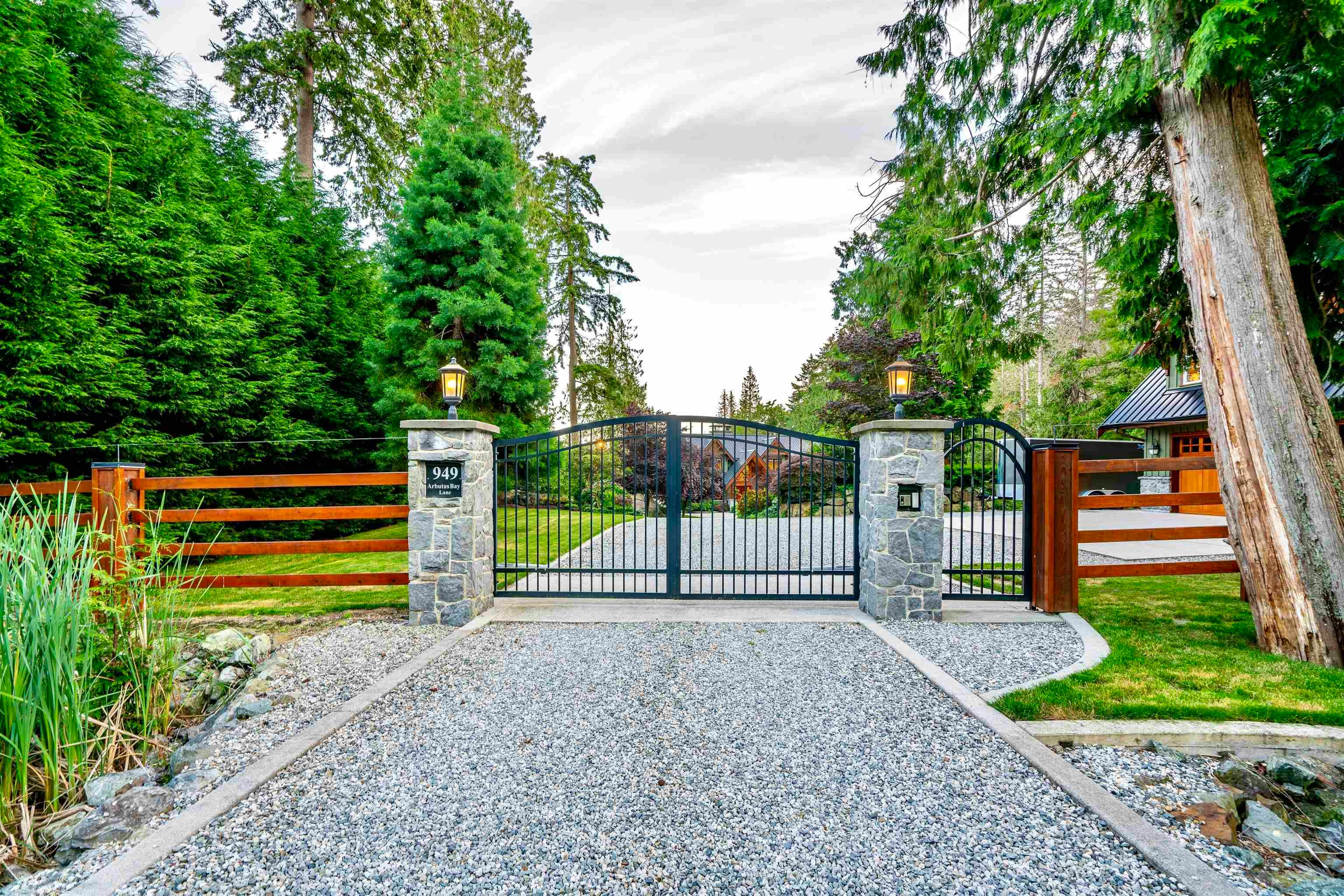 949 Arbutus Bay Lane, Bowen Island, BC, V0N 1G2 - 2