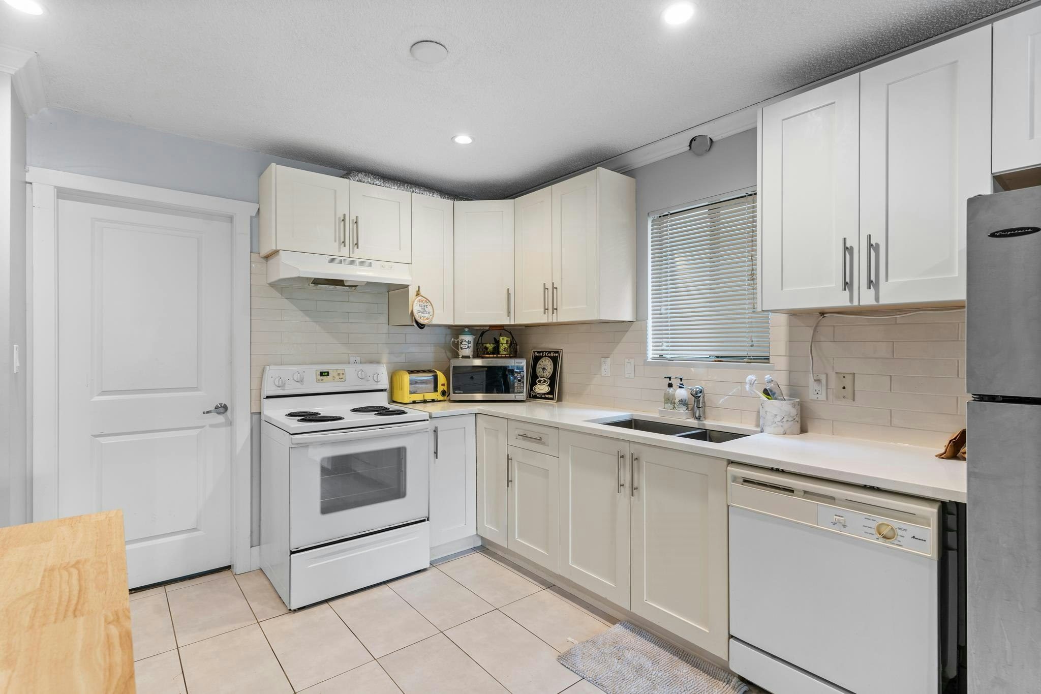 18-24 W 16th Avenue, Vancouver, BC, V5Y 1Y6 - 9