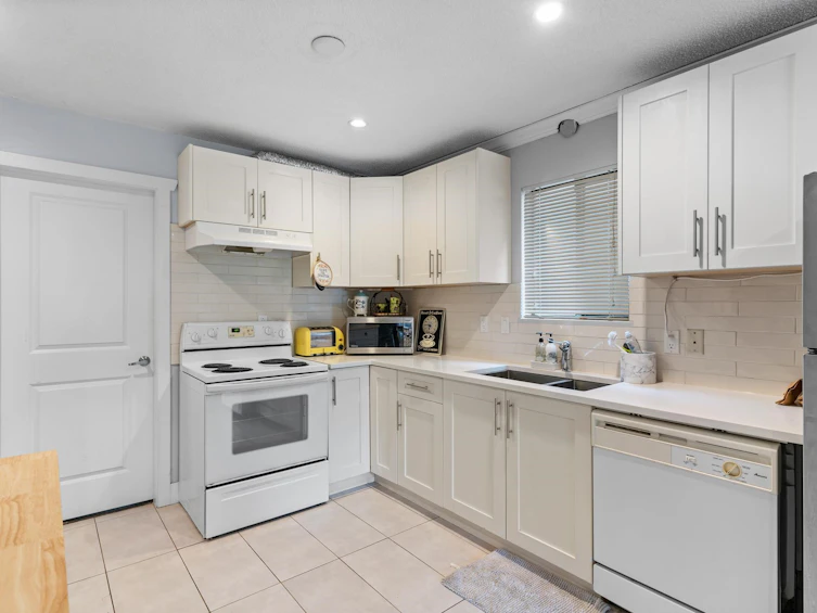 18-24 W 16th Avenue, Vancouver, BC, V5Y 1Y6 - 9