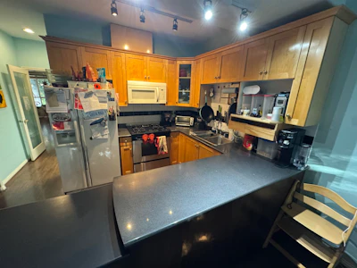6693 Canada Way - 4