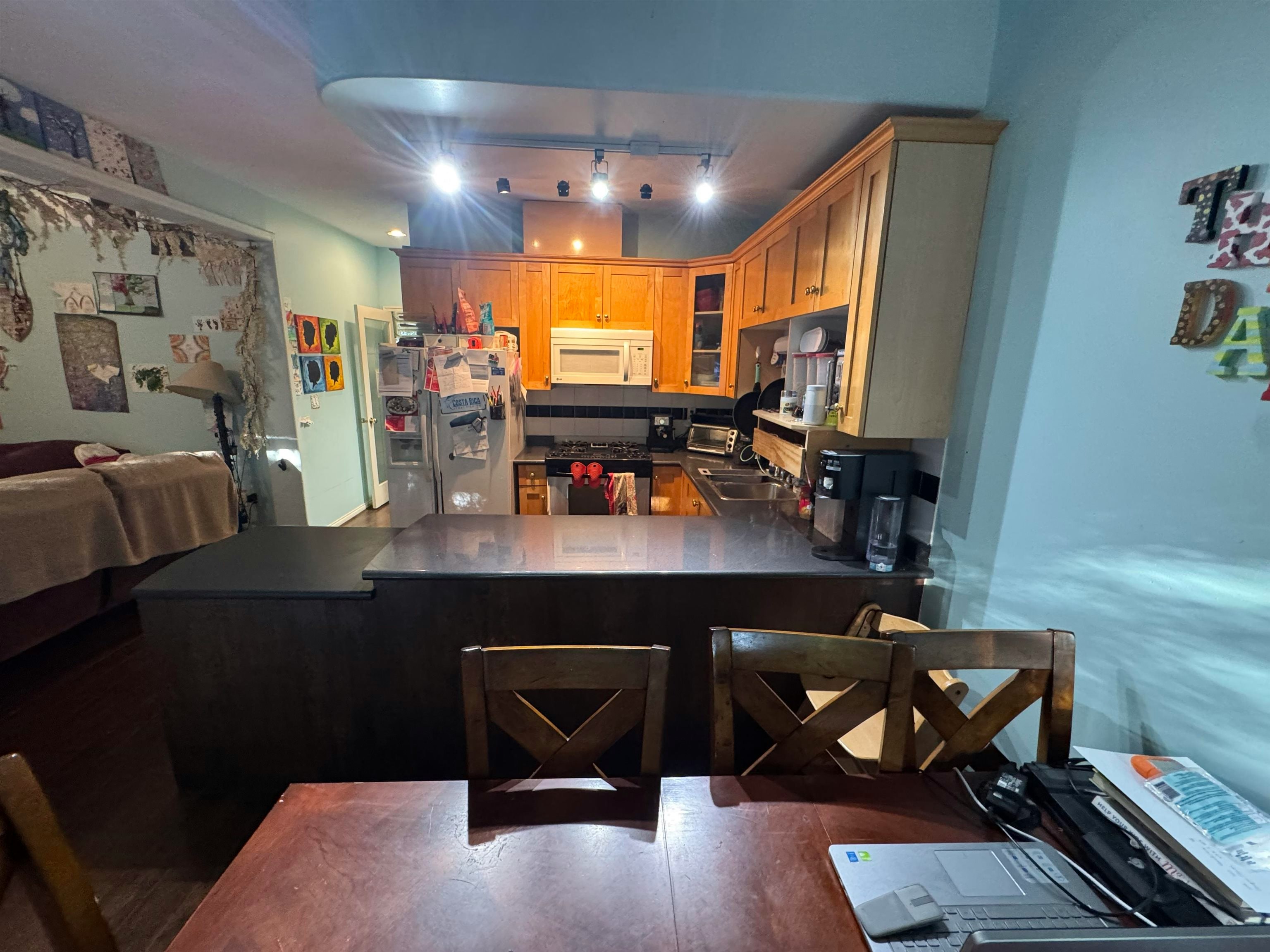 6693 Canada Way - 3