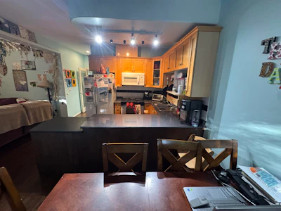 6693 Canada Way - 3