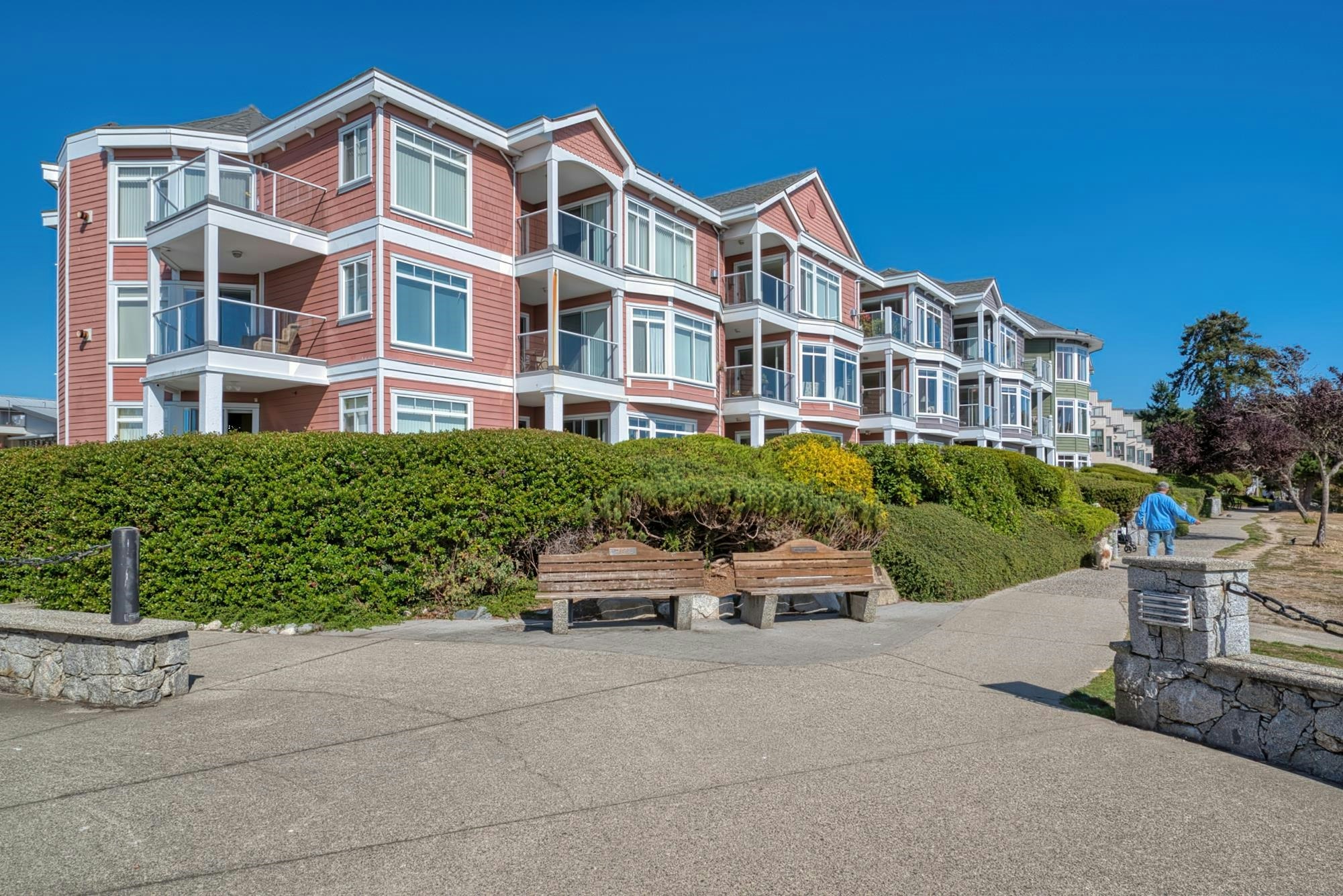 202-5470 Inlet Avenue - 3
