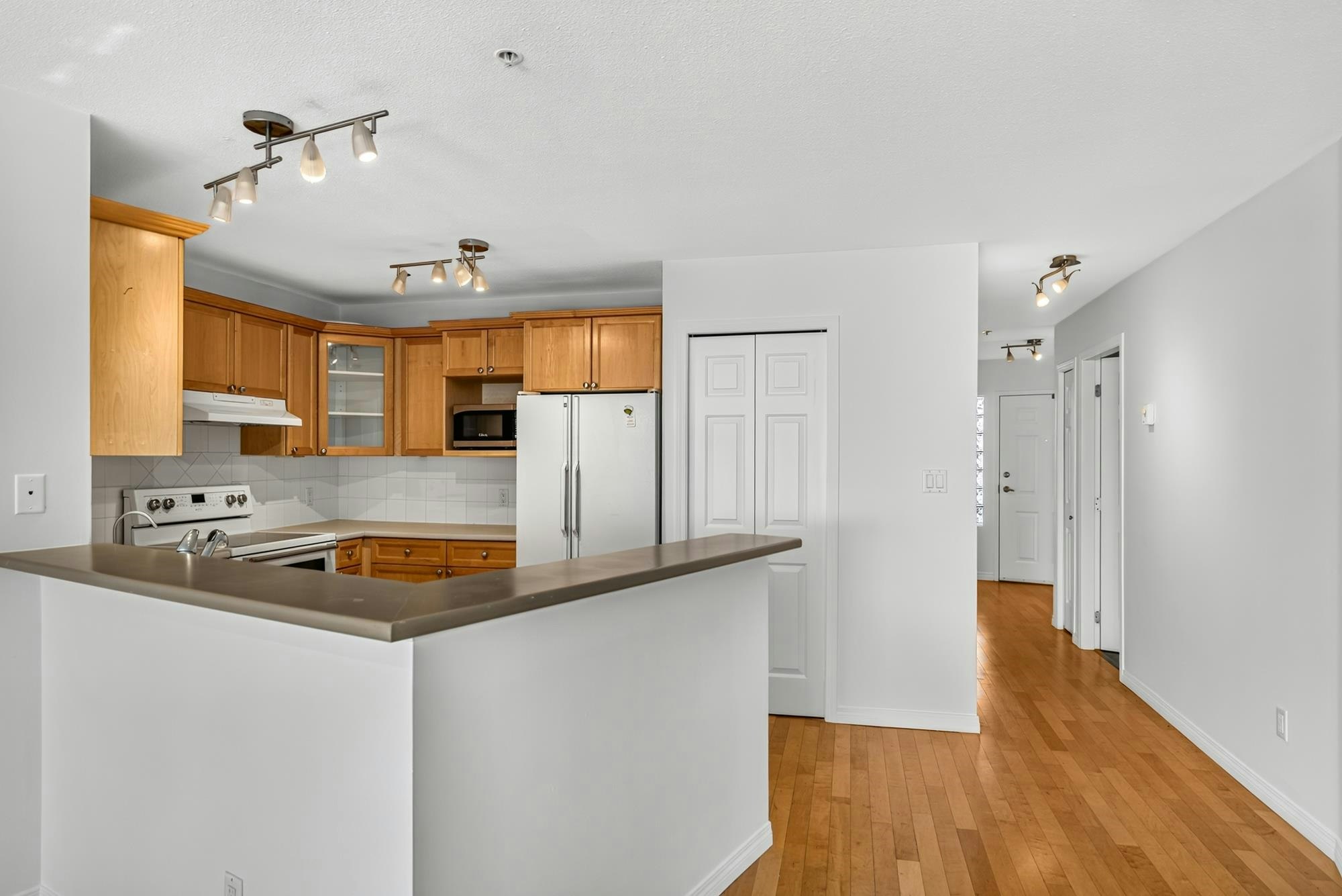 202-5470 Inlet Avenue, Sechelt, BC, V7Z 0H4 - 13