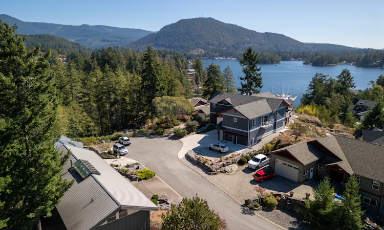 4-4622 Sinclair Bay Road