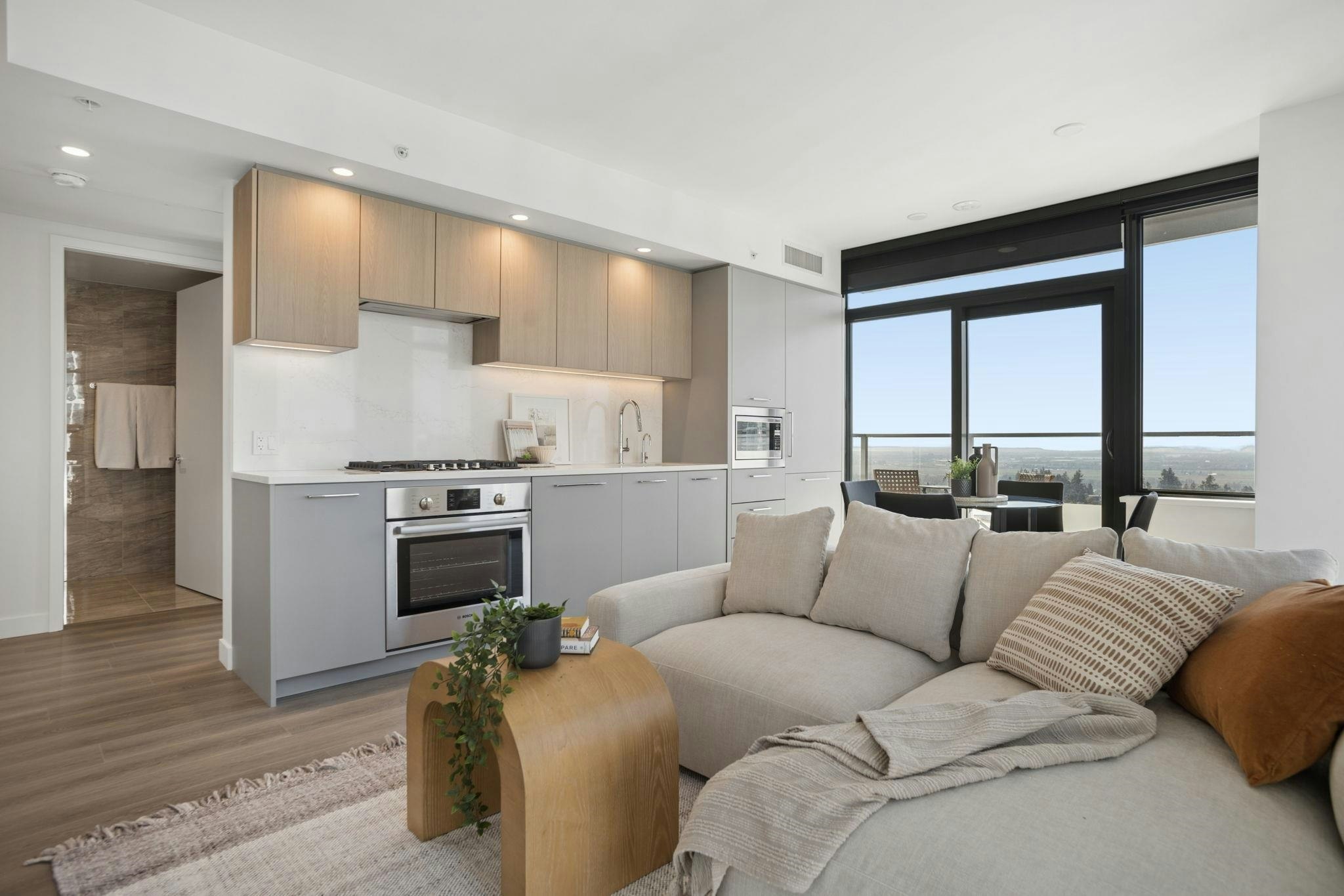 1102-6608 Sussex Avenue, Burnaby, BC, V5H 0M3