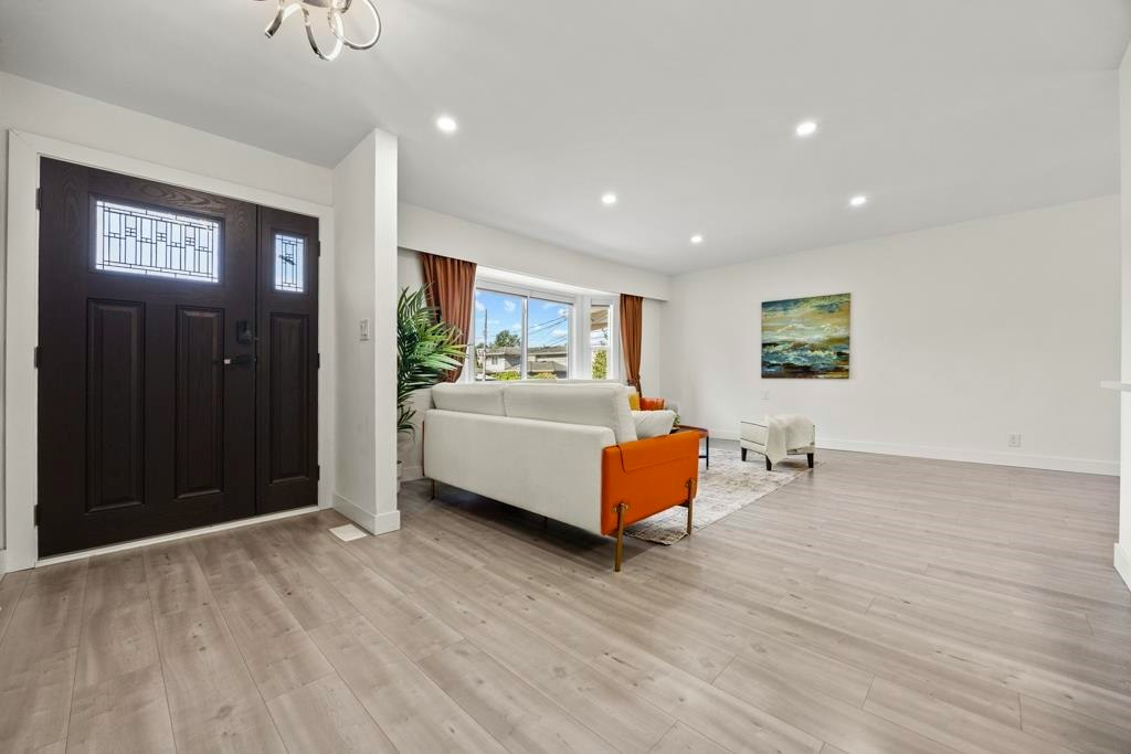 4936 Barker Crescent, Burnaby, BC, V5G 3G5 - 5