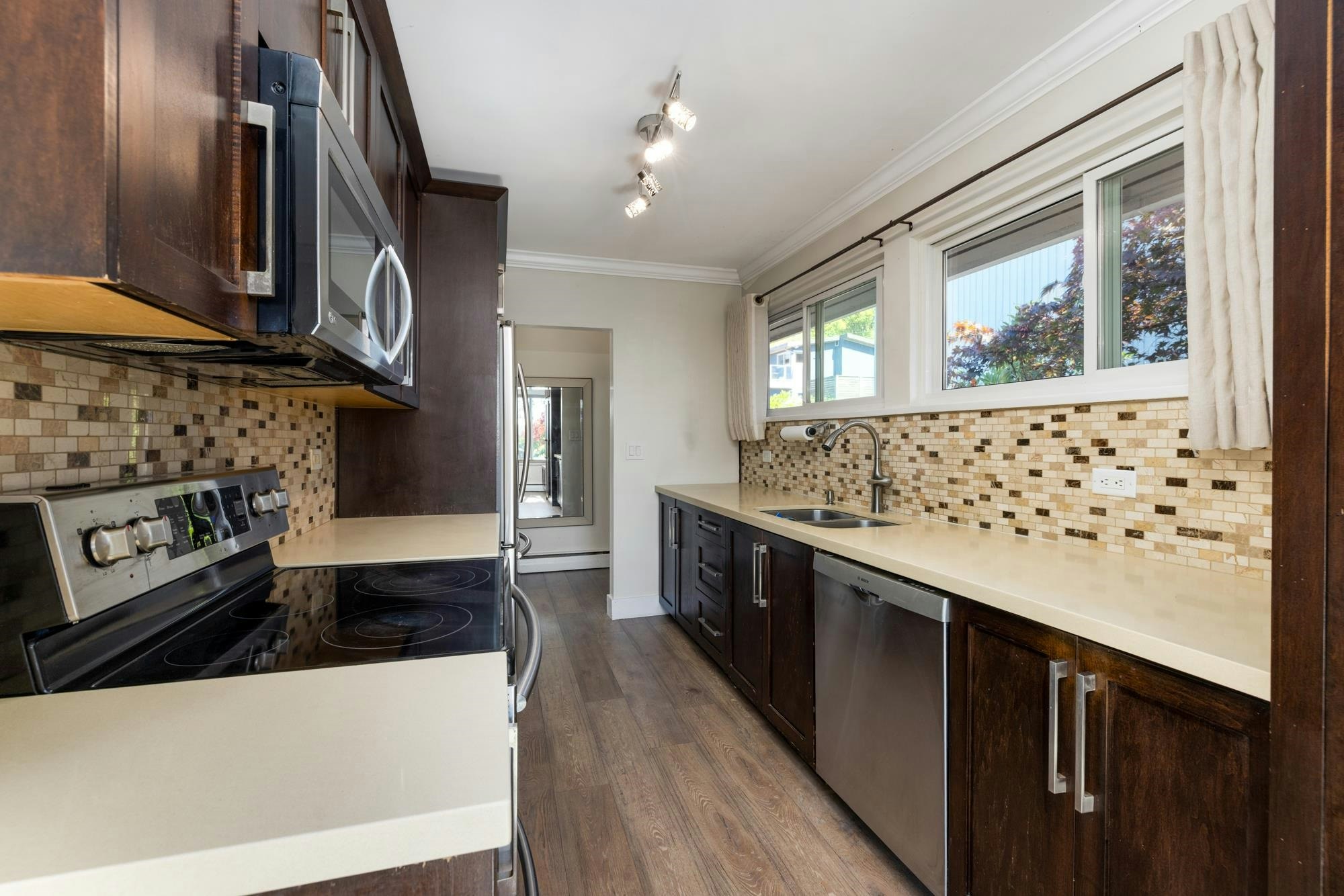 424 W Queens Road, North Vancouver, BC, V7N 2K7 - 24