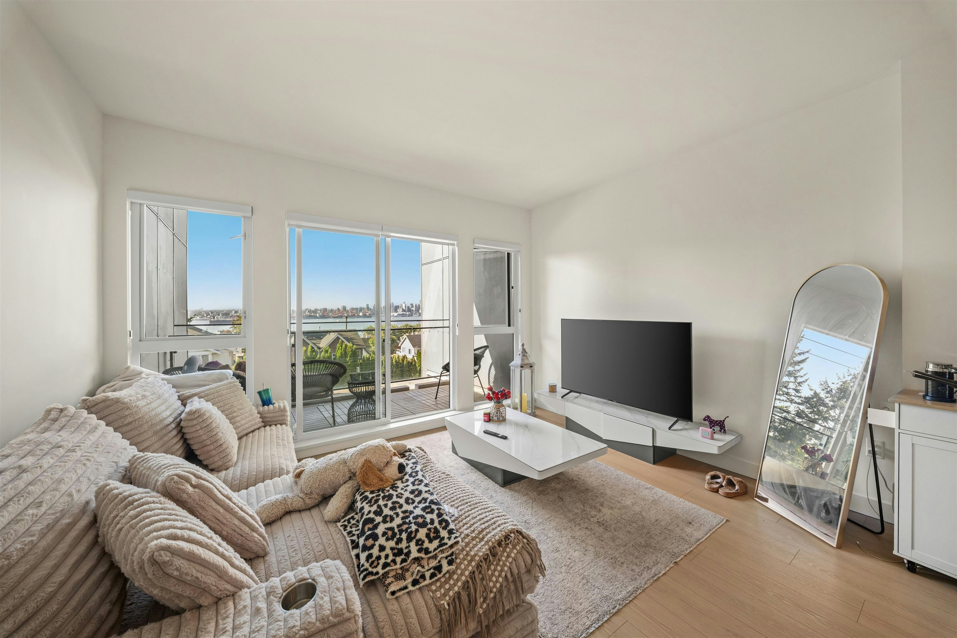 309-422 E 3rd Street, North Vancouver, BC, V7L 0K1