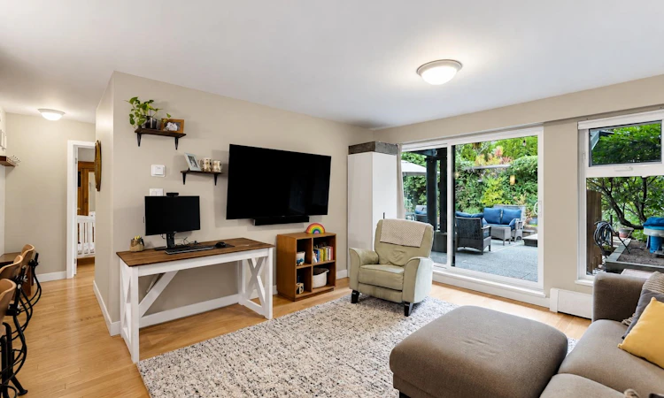204-7377 Salisbury Avenue