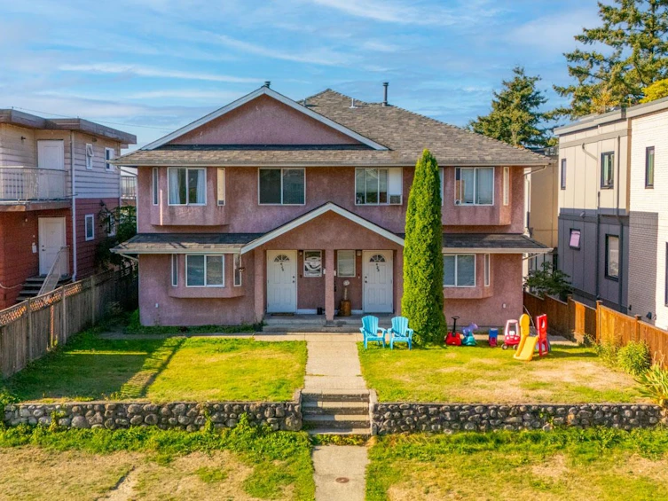 423-425 E 2nd Street, North Vancouver, BC, V7L 1C9