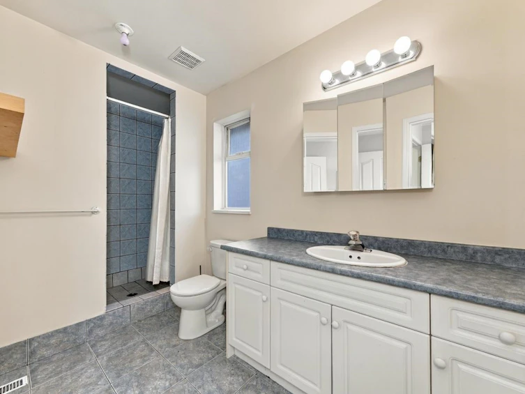 423-425 E 2nd Street, North Vancouver, BC, V7L 1C9 - 16