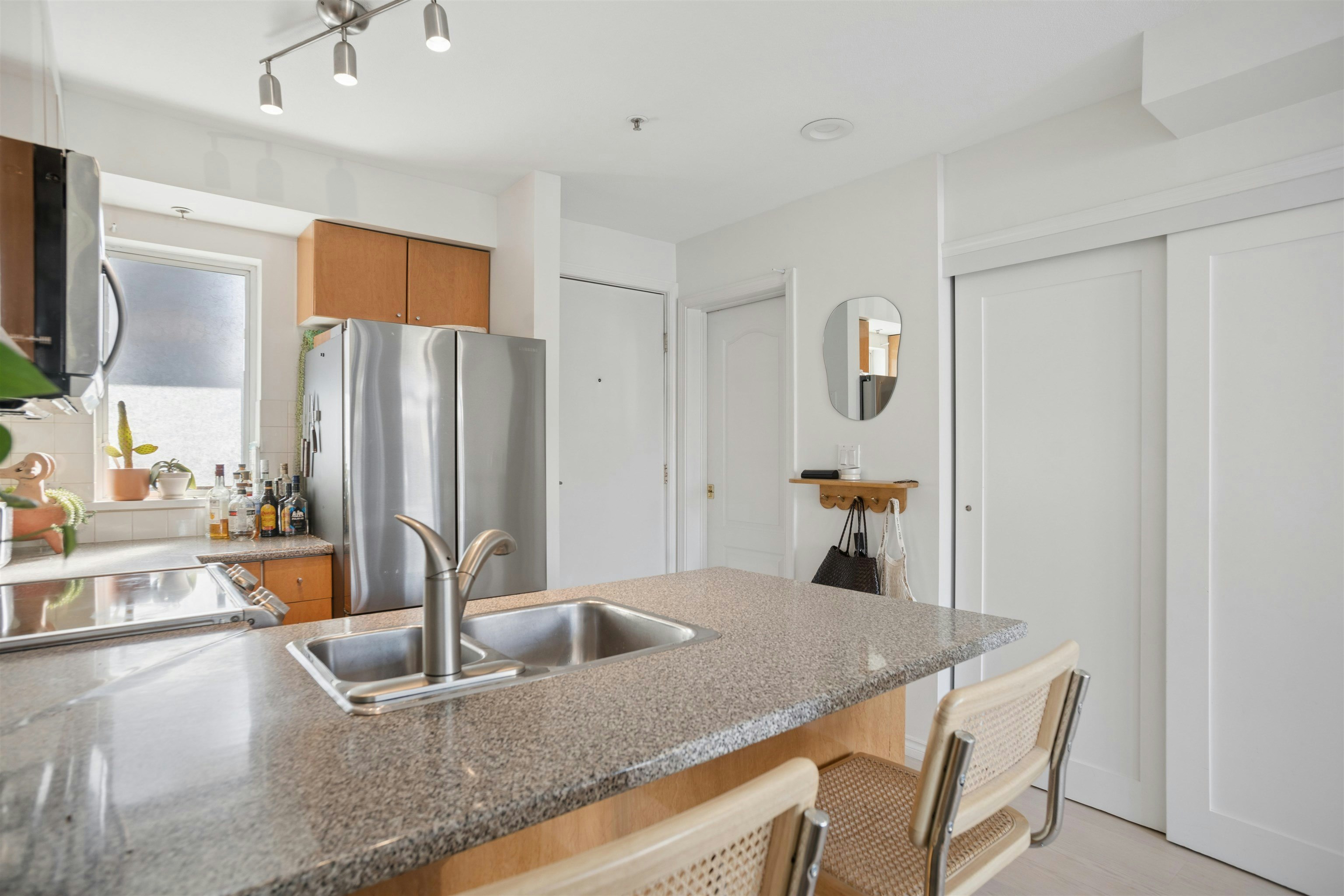 203-2190 W 5th Avenue - 5