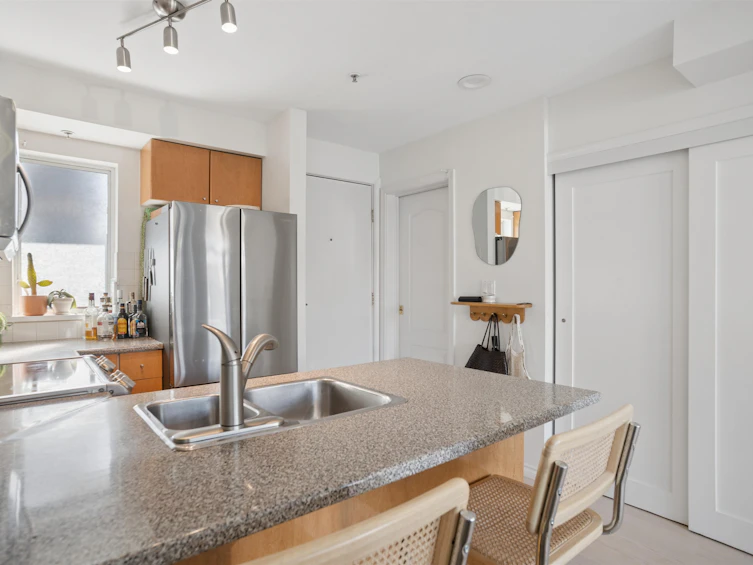 203-2190 W 5th Avenue, Vancouver, BC, V6K 1S2 - 5