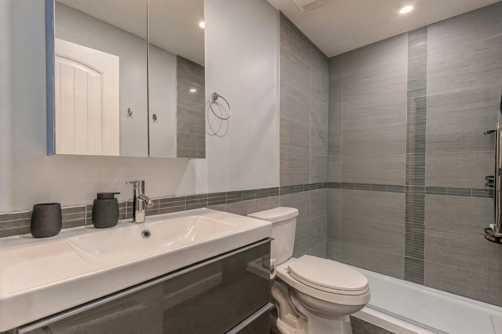 6890 Beechcliffe Drive, Burnaby, BC, V5B 4R3 - 15