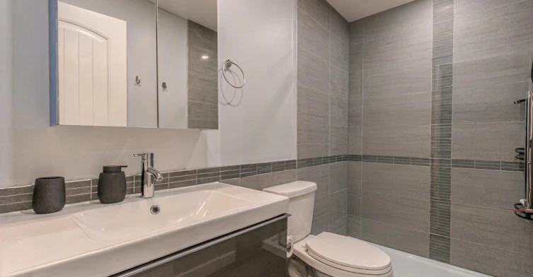 6890 Beechcliffe Drive, Burnaby, BC, V5B 4R3 - 15