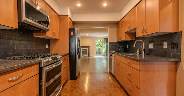 6890 Beechcliffe Drive, Burnaby, BC, V5B 4R3 - 11