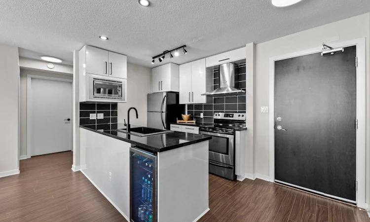 306-633 Abbott Street