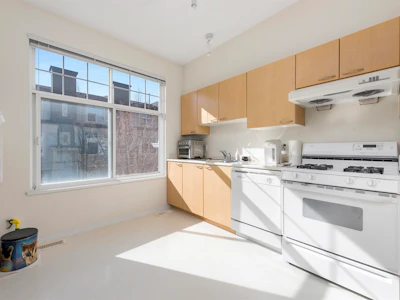 42-3711 Robson Court - 5