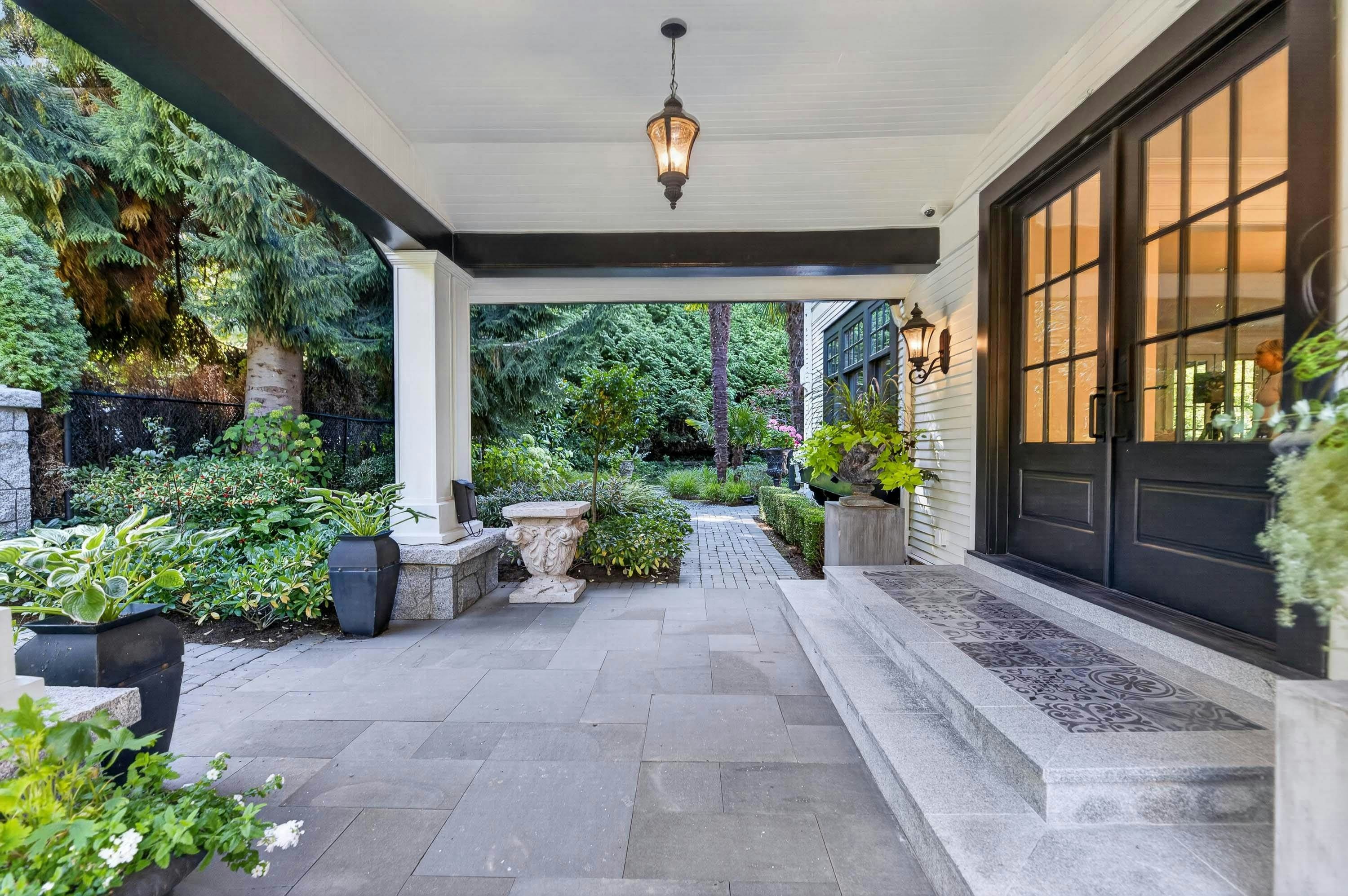 3389 Pine Crescent - 3
