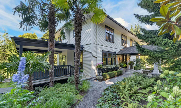 3389 Pine Crescent