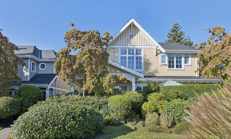 2015 Esquimalt Avenue