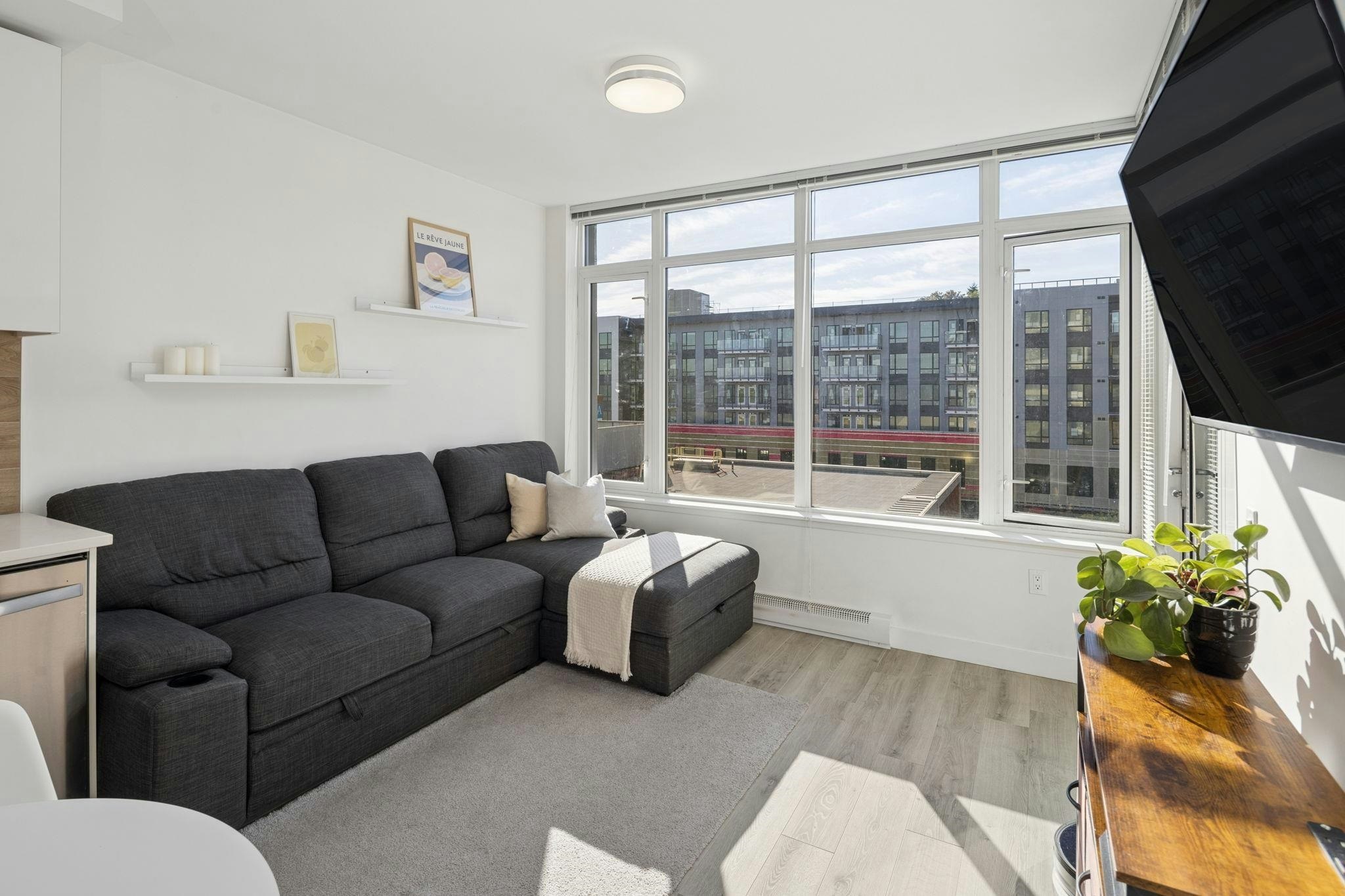 602-200 Nelson's Crescent - 2