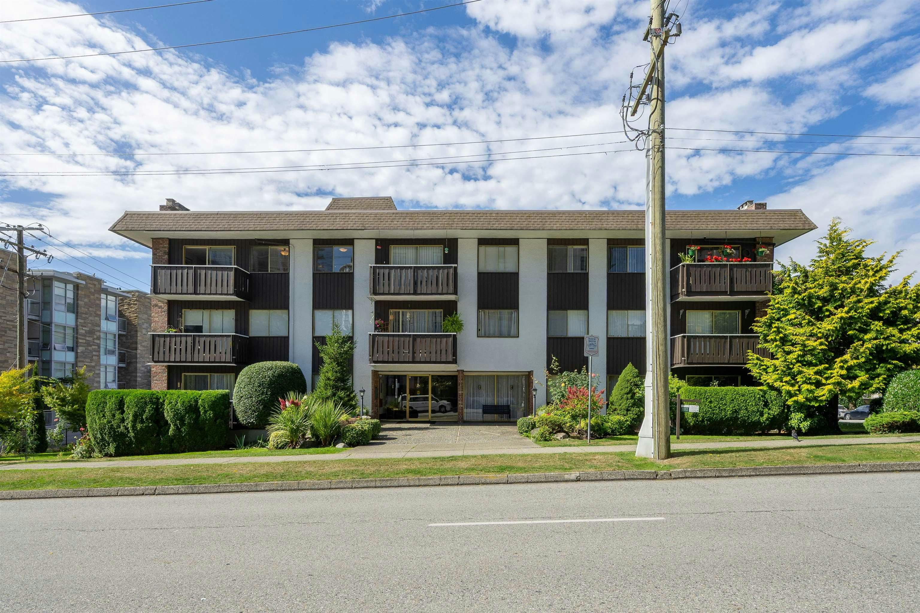 302-1345 Chesterfield Avenue, North Vancouver, BC, V7M 2N1