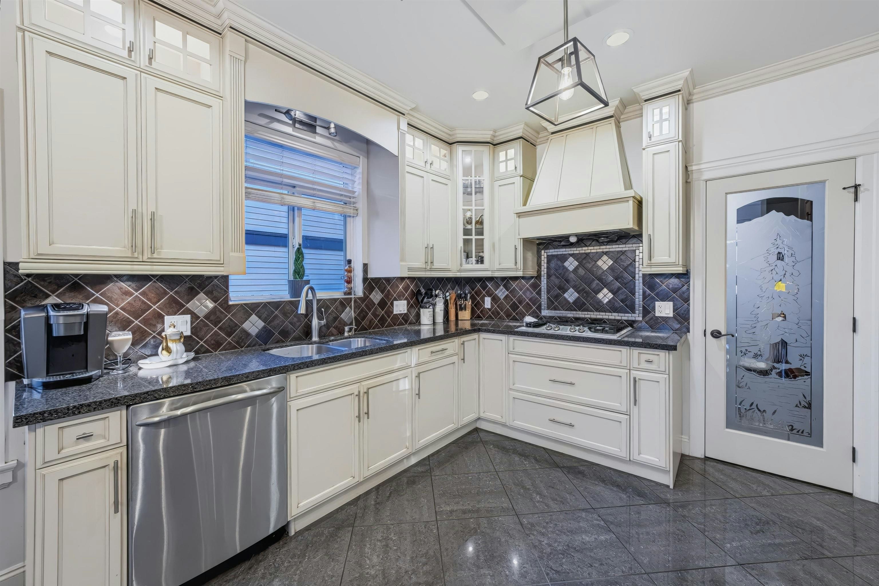 35708 Zanatta Place, Abbotsford, BC, V3G 0B4 - 10