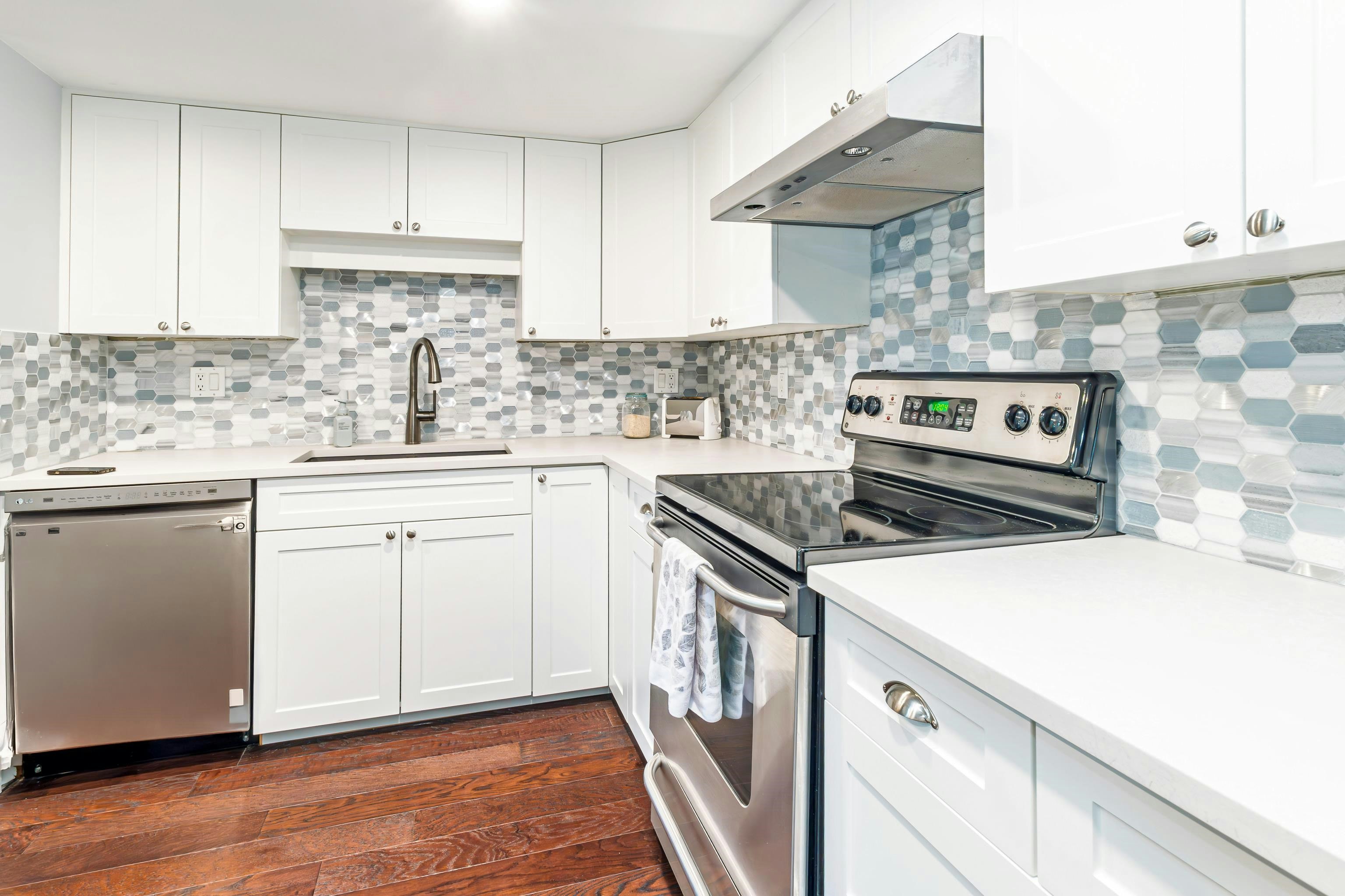 305-2925 Glen Drive, Coquitlam, BC, V3B 7H9 - 16