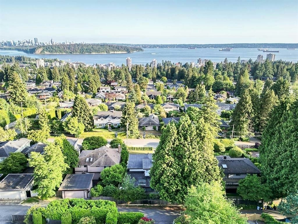 1555 Lawson Avenue, West Vancouver, BC, V7V 2C8 - 37