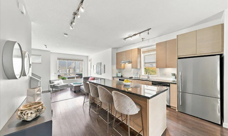 51-10489 Delsom Crescent